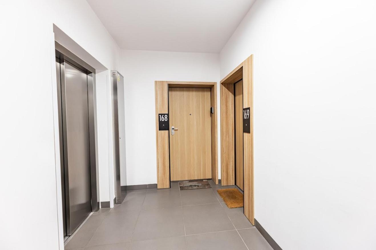 Fajny Apartament Z Parkingiem, Obok Metra. 바르샤바 외부 사진