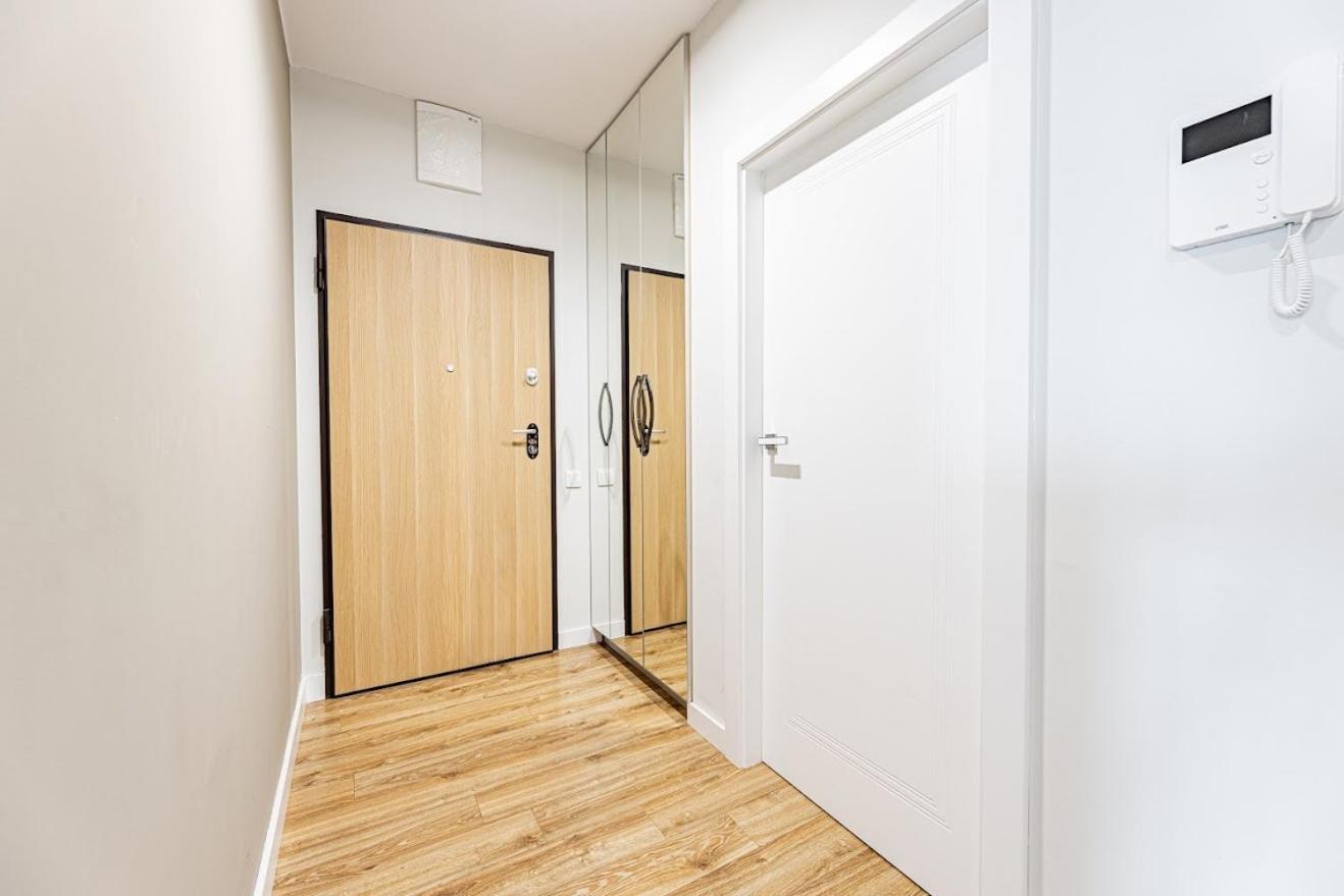 Fajny Apartament Z Parkingiem, Obok Metra. 바르샤바 외부 사진